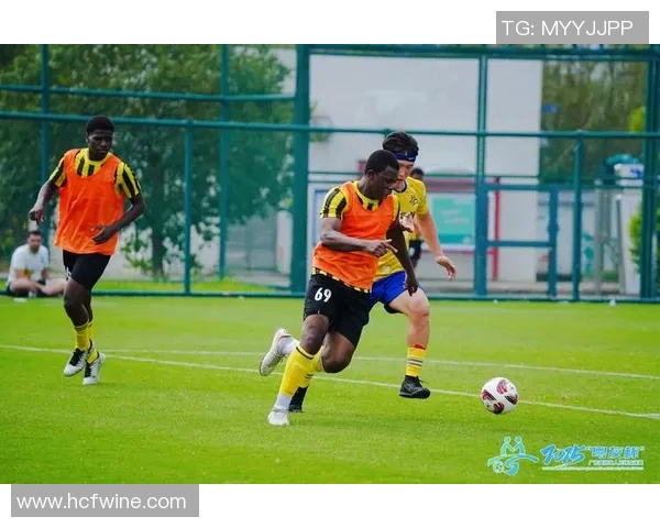 女性足球明星展现力量与魅力的大腿风采图片欣赏 女性足球明星展现力量与魅力的大腿风采图片欣赏